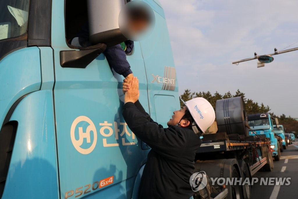 12月7日，在庆尚北道浦项市南区POSCO浦项炼钢厂，元喜龙了解货车司机的出勤率。 韩联社