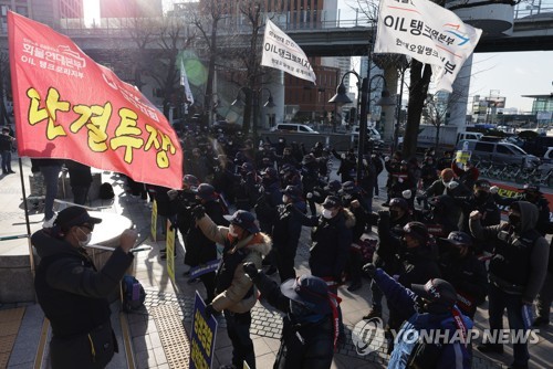 12月7日上午，在首尔市中区延世大厦楼下，民主劳总货运司机联盟仁川本部举办货运工全面抗争誓师大会。 韩联社