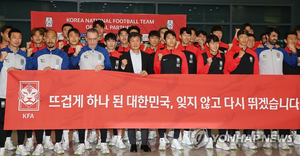 12月7日，在仁川国际机场，主帅保罗·本托率领的韩国男足载誉回国并拉起横幅合影。韩国男足结束2022卡塔尔世界杯征程，当天乘机回国。在本届世界杯上，韩国男足创下时隔12年晋级16强的佳绩。 韩联社