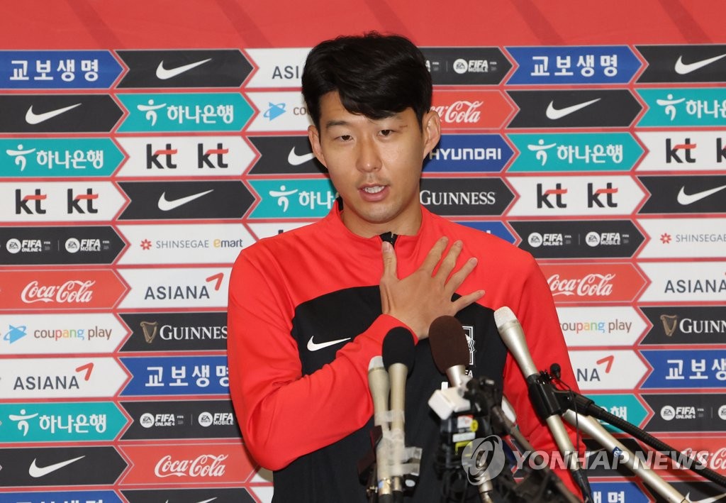 12月7日，在仁川国际机场，韩国男足队长孙兴慜发言。韩国男足结束2022卡塔尔世界杯征程，当天乘机回国。在本届世界杯上，韩国男足创下时隔12年晋级16强的佳绩。 韩联社