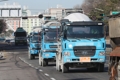 资料图片：12月8日，在京畿道高阳市，混凝土搅拌车排队通行。 韩联社