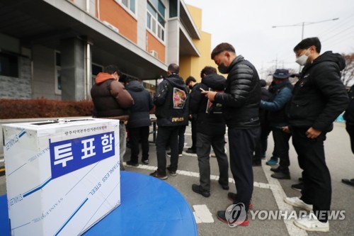 韩货运车主工会就是否停止罢工开始投票