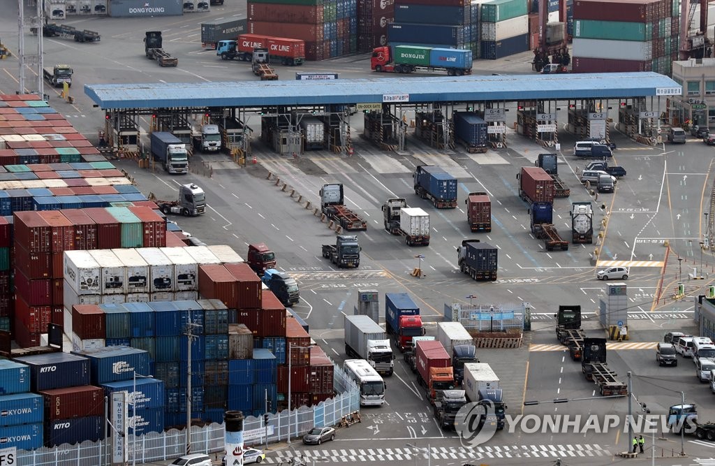 12月9日，韩国全国民主劳动组合总联盟（民主劳总）旗下货运工会“货物连带”投票决定停止罢工。图为在釜山南区神仙台码头，运输集装箱的货车正在忙碌作业。 韩联社