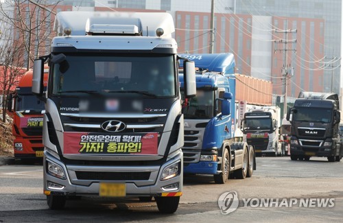 12月9日，在京畿道义王市集装箱基地，货运车主纷纷返岗复工。 韩联社