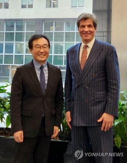 资料图片：12月12日（当地时间），在美国华盛顿特区，韩国外交部第二次官（副部长）李度勋（左）和美国国务院负责经济事务的副国务卿何塞·费尔南德斯合影留念。 韩联社/韩国外交部供图（图片严禁转载复制）