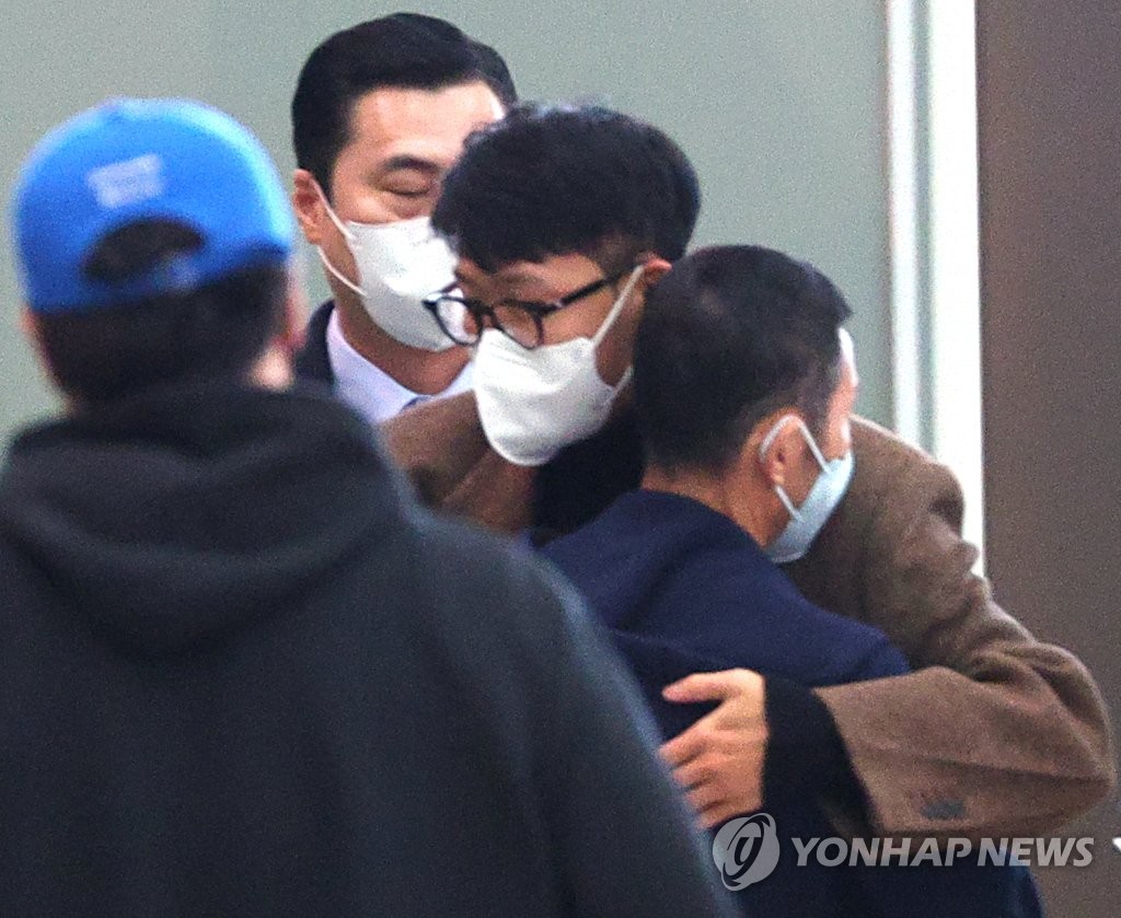 12月13日，在仁川国际机场，韩国球星孙兴慜启程赴英。图为孙兴慜与其父亲拥抱。 韩联社