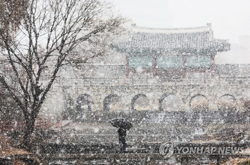 资料图片：12月13日，京畿道水原市迎来降雪天气。取景地为华城华虹门。 韩联社