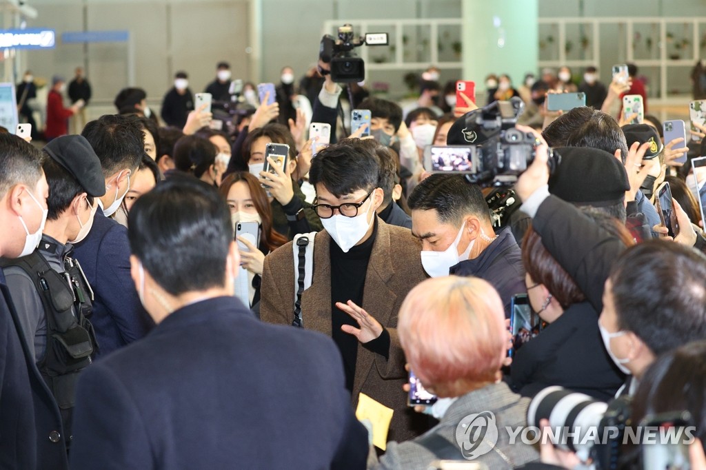 12月13日，在仁川国际机场，韩国球星孙兴慜启程赴英。 韩联社