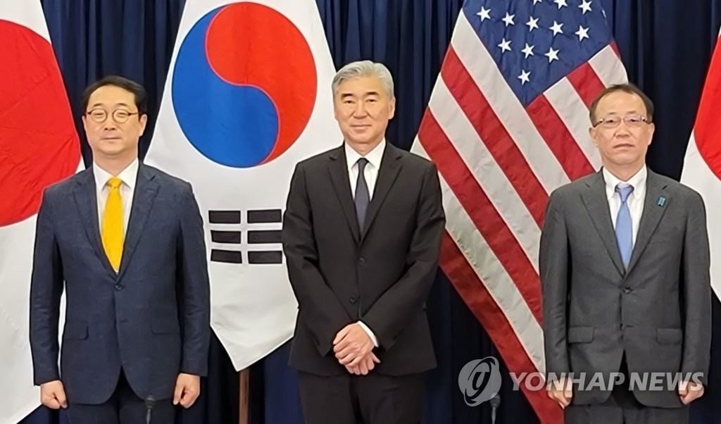 资料图片：左起依次为韩国外交部韩半岛和平交涉本部长金健、美国对朝特别代表星·金和日本外务省亚洲大洋洲局局长船越健裕。 韩联社