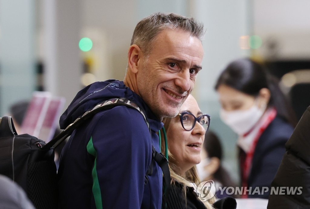 12月13日下午，在仁川国际机场，本托准备乘机回国。 韩联社