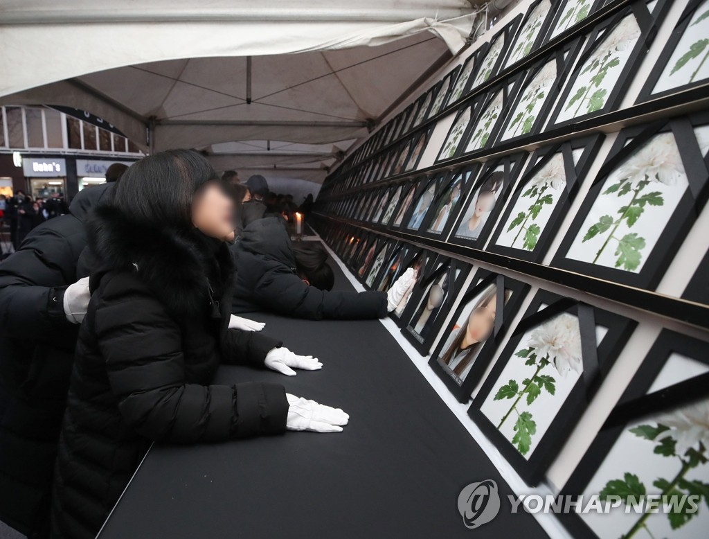 12月14日，在设于首尔地铁6号线绿莎坪站的梨泰院踩踏事故集体焚香所，遇难者家属回忆逝者悲痛欲绝。 韩联社/联合摄影团