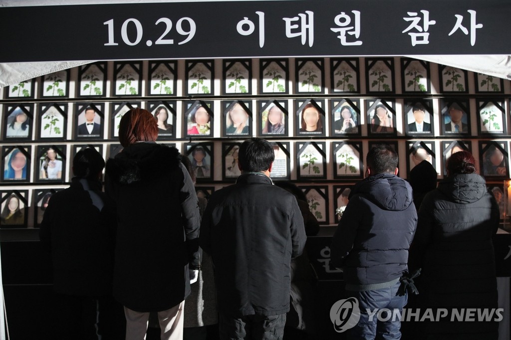 12月14日，在设于首尔地铁6号线绿莎坪站的梨泰院踩踏事故集体焚香所，遇难者家属回忆逝者悲痛欲绝。 韩联社/联合摄影团