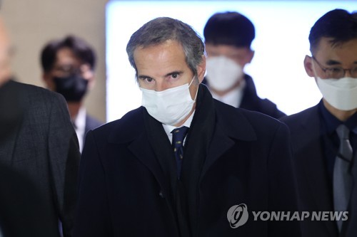 12月14日，在仁川国际机场，国际原子能机构（IAEA）总干事拉斐尔·格罗西乘机飞抵韩国。 韩联社