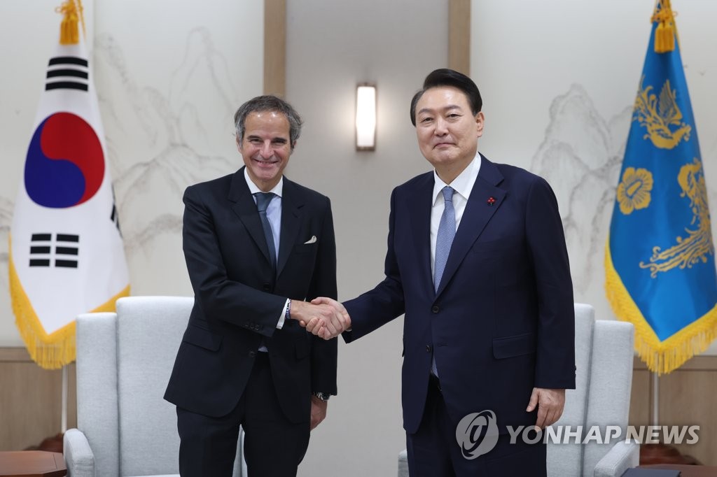 12月15日，在首尔龙山总统府，韩国总统尹锡悦（右）会见到访的国际原子能机构（IAEA）总干事拉斐尔·格罗西。 韩联社/总统室供图（图片严禁转载复制）