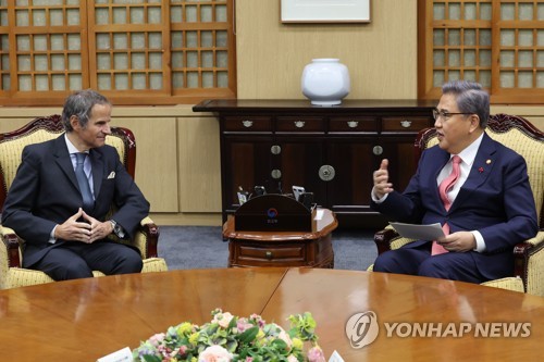 12月15日，在首尔市外交部大楼，韩国外交部长官朴振（右）与国际原子能机构（IAEA）总干事拉斐尔·格罗西举行会谈。 韩联社