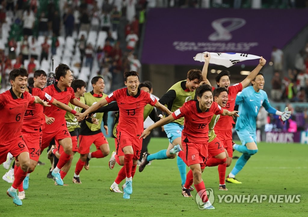 资料图片：韩国时间12月3日凌晨，在卡塔尔赖扬教育城体育场进行的2022卡塔尔世界杯H组第三轮比赛中，韩国队击败葡萄牙队成功晋级16强。图为韩国代表队奔跑庆祝晋级。 韩联社