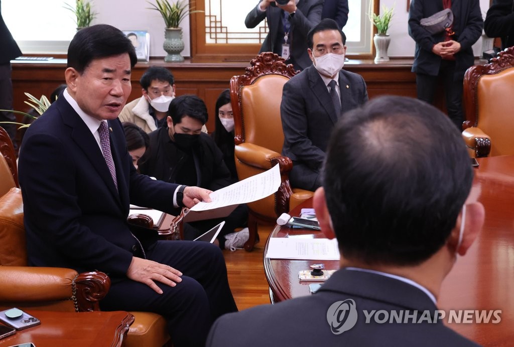 资料图片：12月16日，在韩国国会议长室，国会议长金振杓（左一）与朝野两大党党鞭会晤。 韩联社
