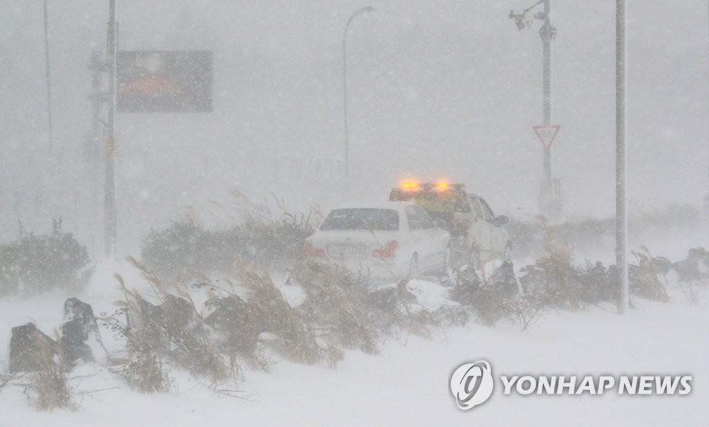 韩多地遭遇强降雪致航班停飞安全事故增加
