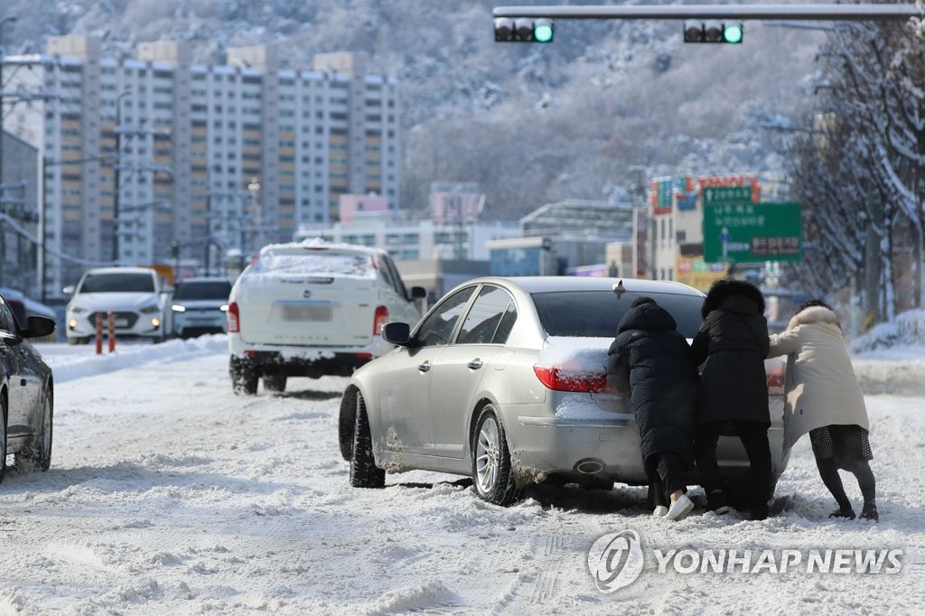 雪中推车 韩联社