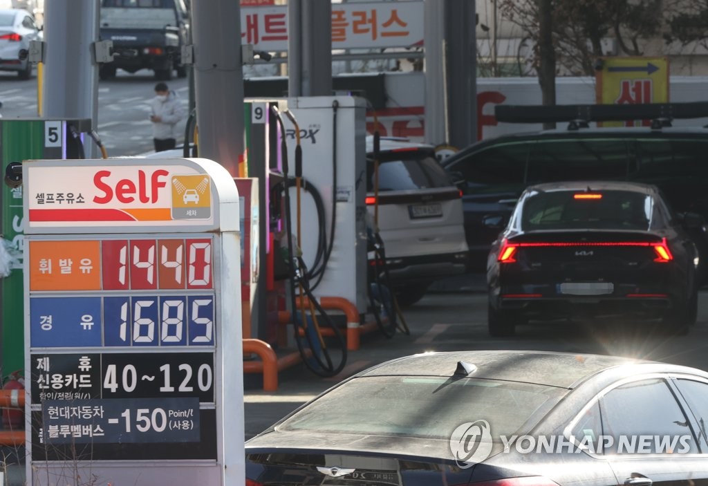 资料图片：位于首尔市内的一家加油站，图片摄于12月18日。 韩联社