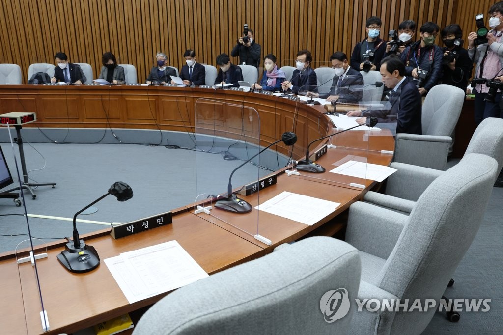 12月19日，在韩国国会，梨泰院踩踏事故国政调查特别委员会委员长禹相虎主持召开全体会议。执政党国民力量议员们缺席会议。 韩联社
