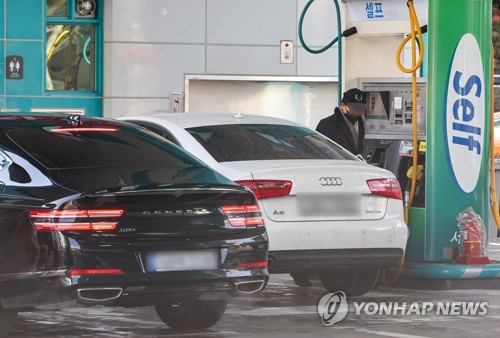 资料图片：首尔市区的一家加油站 韩联社