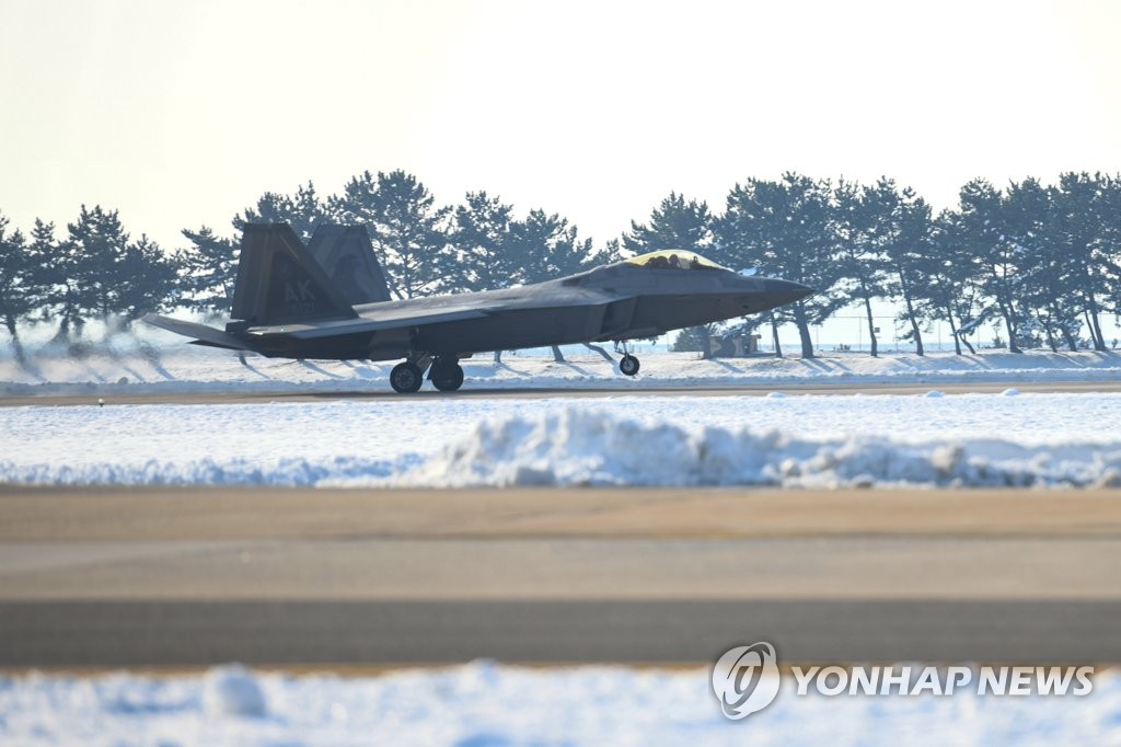 韩美联合空演因坏天气取消 美F-22战机飞回日本