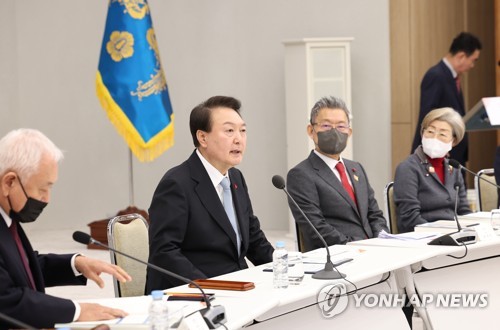 12月21日，在首尔龙山总统府，尹锡悦（左二）出席国民统合委员会推进战略与成果报告会。 韩联社