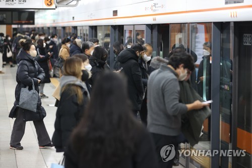 资料图片：首尔地铁候车场面 韩联社