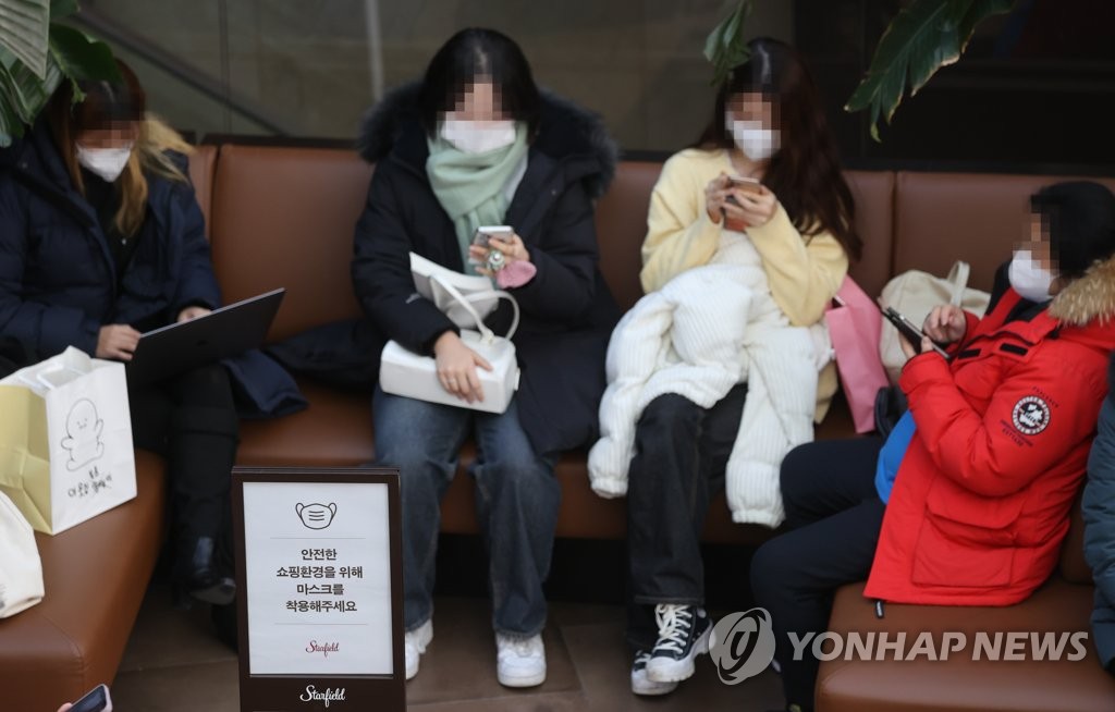 资料图片：2022年12月23日，在首尔一处大型购物城，摆放着室内戴口罩的提醒牌。 韩联社