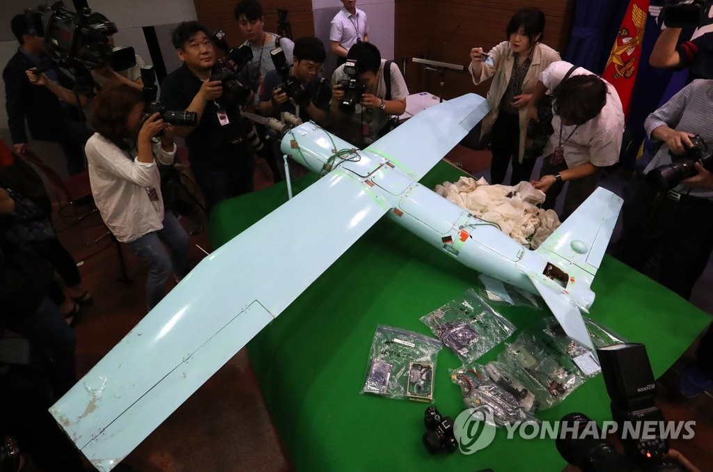 料图片：2017年6月21日在江原道麟蹄郡发现的一架朝鲜无人机在国防部简报室展出。 韩联社