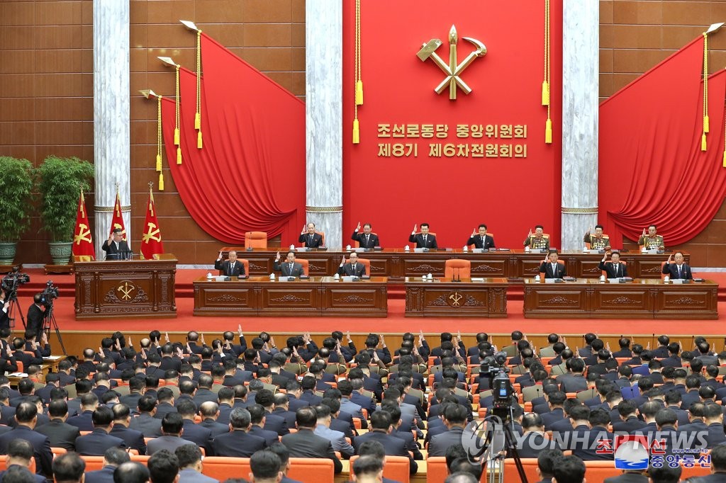 据朝中社12月27日报道，朝鲜劳动党第八届中央委员会第六次全体会议前一天在劳动党中央委员会总部大楼举行，国务委员会委员长金正恩出席会议。 韩联社/朝中社（图片仅限韩国国内使用，严禁转载复制）