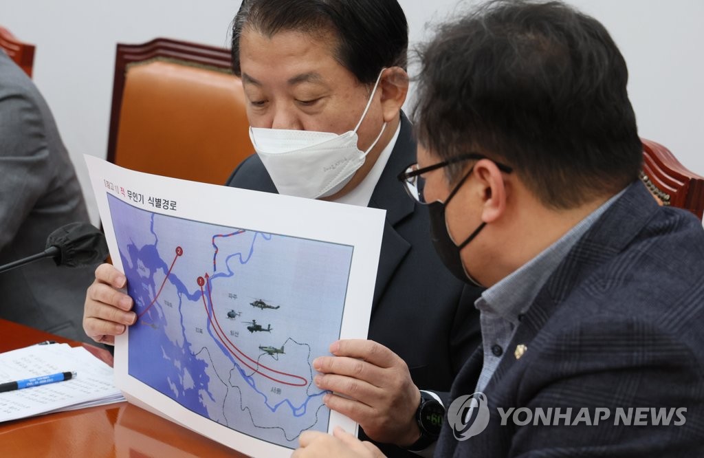 12月29日，在韩国国会，最大在野党共同民主党议员金炳周拿出联参提交的朝鲜无人机在韩飞行轨迹资料。 韩联社
