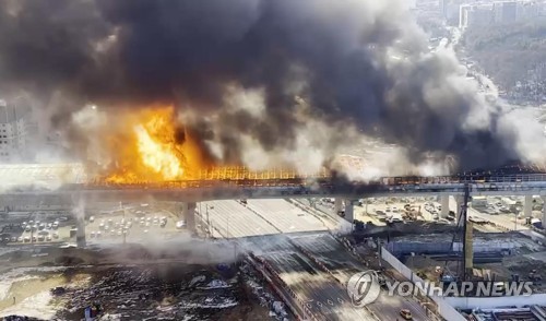 韩警方着手勘查高速公路隧道火灾现场