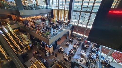 资料图片：韩国一家商场内的各餐厅座无虚席。 韩联社