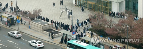 资料图片：首尔市松坡区蚕室洞一家彩票代销站门外排起长龙。 韩联社