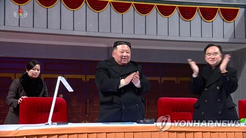资料图片：金正恩（左二）观看新年演出。 韩联社/朝鲜中央电视台报道画面截图（图片仅限韩国国内使用，严禁转载复制）