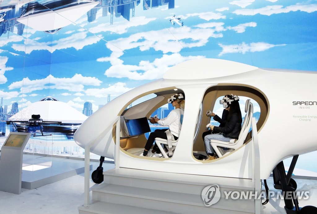 资料图片：美国拉斯维加斯消费电子展（CES）上展示的城市空中交通手段 韩联社