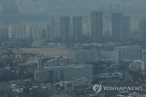 资料图片：图为从首尔南山远眺的总统府一带，摄于1月5日。 韩联社