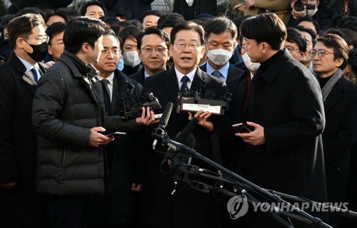 韩最大在野党党首李在明涉嫌贪腐到案受讯