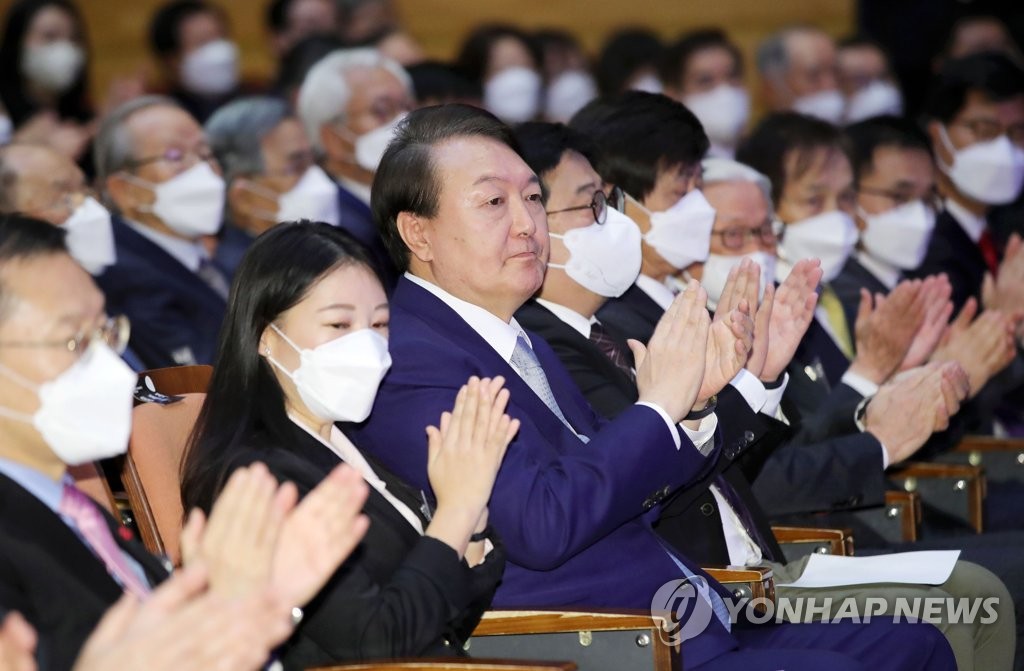 2023年1月10日，2023年科学技术及信息广播通信人新年会在国立果川科学馆举行。图为总统尹锡悦（左三）出席新年会。 韩联社/总统室通讯摄影记者团