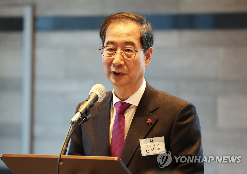 1月10日，在位于世宗市的总理公馆，韩国国务总理韩悳洙邀请跑口记者举办迎新年晚餐会并发言。 韩联社