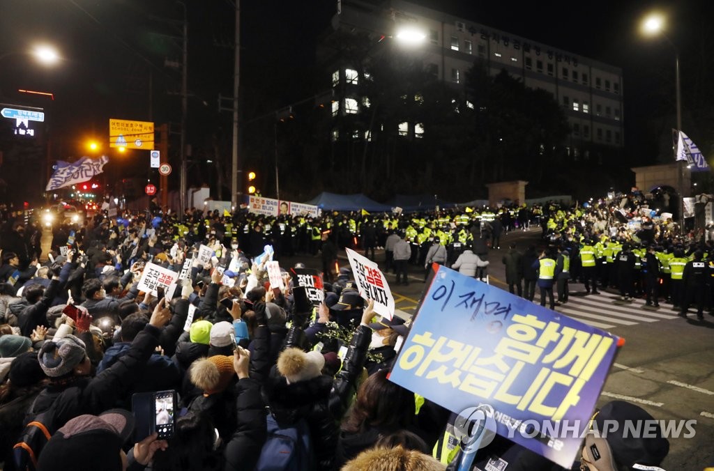 1月10日晚，在水原地方检察厅城南分厅大楼前，韩国最大在野党共同民主党党首李在明的支持者等候在现场。 韩联社/联合采访团