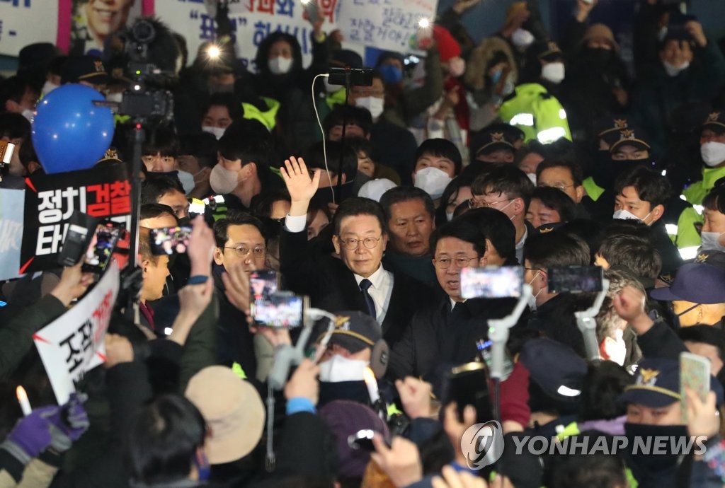 韩最大在野党党首李在明结束12小时检方讯问