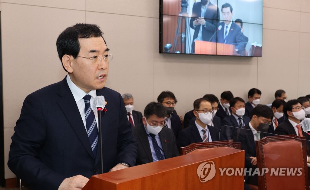 1月11日，在韩国国会，产业通商资源部长官李昌洋在产业通商资源中小风险企业委员会全会上发布《第十次电力供需基本计划》。 韩联社