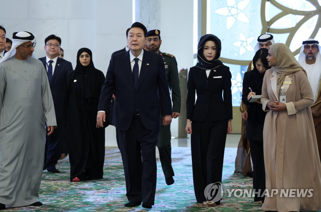当地时间1月15日，正在对阿联酋进行国事访问的韩国总统尹锡悦（右三）和夫人金建希（右二）参观位于阿布扎比的谢赫·扎伊德清真寺。 韩联社