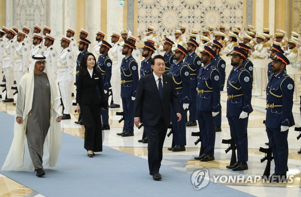 当地时间1月15日，在阿布扎比总统府举行的官方欢迎仪式上，韩国总统尹锡悦（左三）在阿联酋总统谢赫·穆罕默德·本·扎耶德·阿勒纳哈扬（左一）陪同下检阅仪仗队。 韩联社