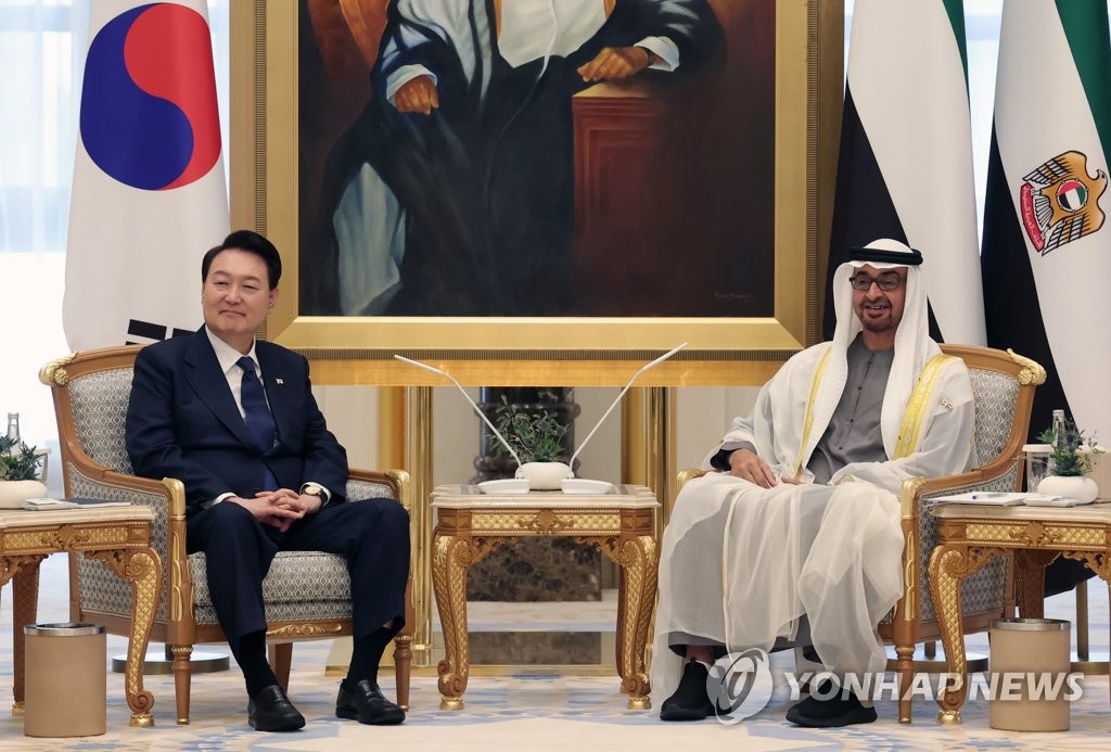 资料图片：当地时间1月15日，在阿布扎比总统府，韩国总统尹锡悦（左）和阿联酋总统穆罕默德·本·扎耶德·阿勒纳哈扬举行扩大会谈。 韩联社
