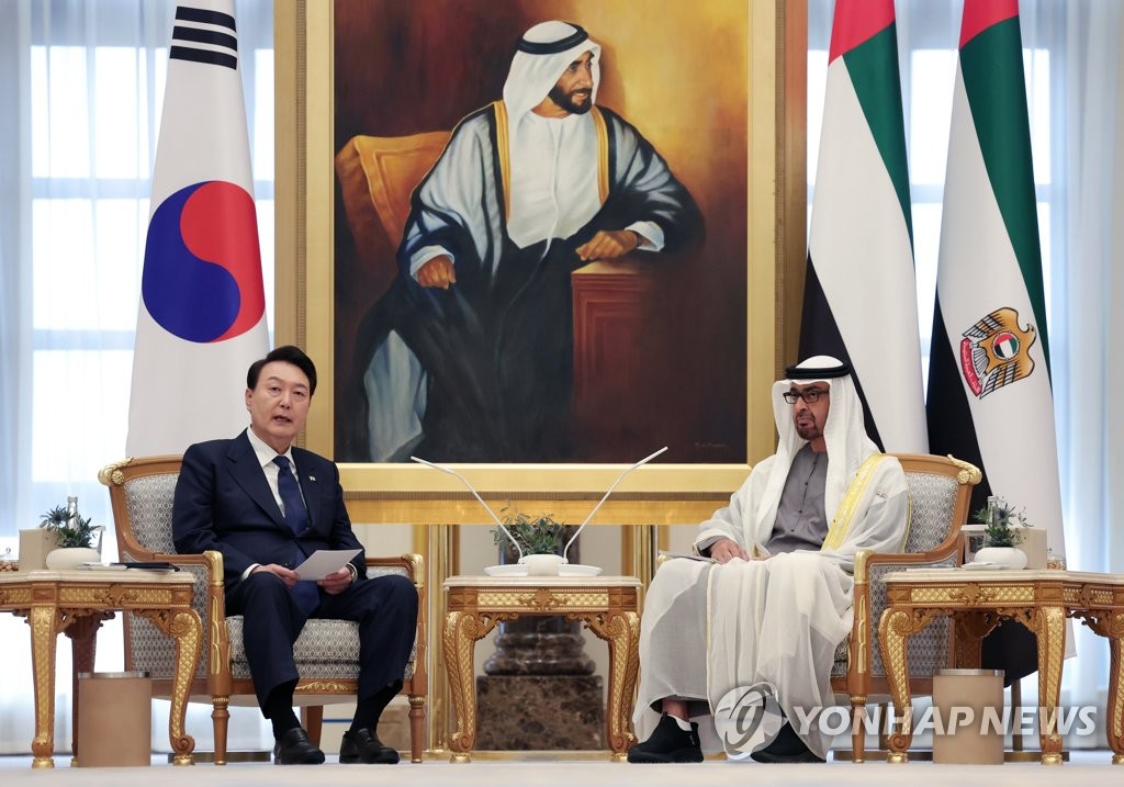 资料图片：当地时间1月15日，在阿布扎比总统府，韩国总统尹锡悦（左）和阿联酋总统穆罕默德·本·扎耶德·阿勒纳哈扬举行扩大会谈。 韩联社
