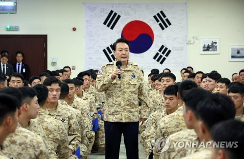 当地时间1月15日，韩国总统尹锡悦访问驻扎在阿联酋的兄弟部队看望慰问官兵。图为尹锡悦发表讲话。 韩联社